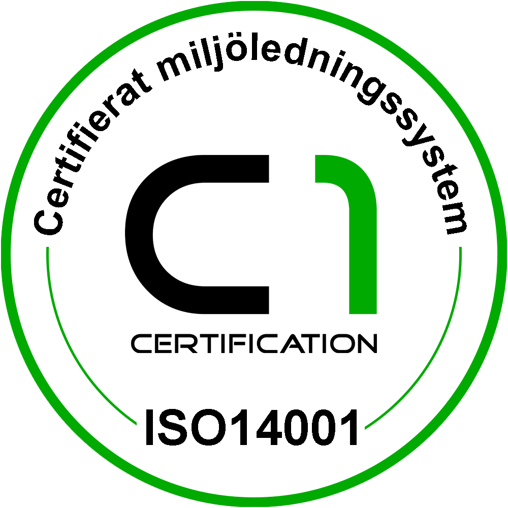 Ett cirkul&auml;rt m&auml;rke med en gr&ouml;n kontur. Sms:a "C1-certifiering" i mitten. Omgiven av texten "ISO14001 Certifierat milj&ouml;ledningssystem."